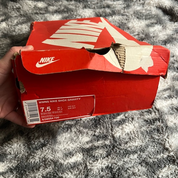 302: Nike Women Shox Gravity (Metallic Gold) Size: 7.5 (reg$150) - Picture 10 of 13